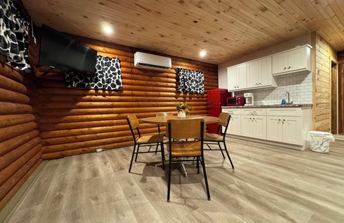 Cambridge Cabin | Charming themed log cabin with open layout and WiFi, central heat and a/c.