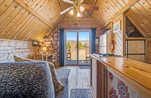 Moab South Valley Cabin | Charming Tiny Home Cabin/Mountain View/Deck