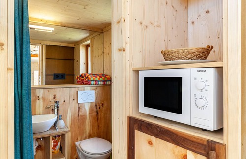 Unterammergau Ski Chalet | Charming Tiny House “Loft Süd” with Mountain View, Wi-Fi, Terrace and Garden