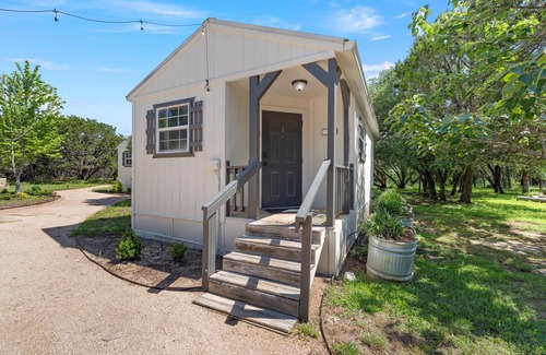 Crawford Cabin | Charming Tiny House Getaway with Pool: 20 minutes from Baylor and Magnolia!