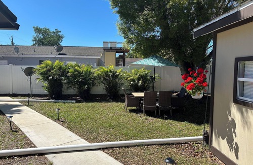 Town N County Park Apartment | Charming Tiny House-studio with WiFi and AC close to Tampa International Airport
