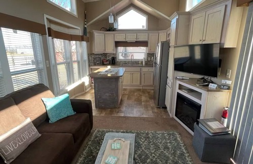 Afton Cabin | Charming tinyhouse at Grand Lake with access to RV resort amenities.