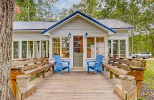 Rapid City Cottage | Charming Torch Lake 4-bedroom cottage with WiFi, AC