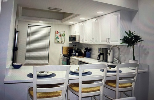 Jupiter House | Charming townhome in a vibrant and active gated golf community in Jupiter.