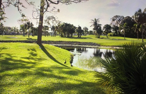 Jupiter House | Charming townhome in a vibrant and active gated golf community in Jupiter.