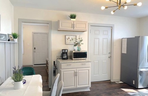St. Louis House | Charming Tudor Home Close to Heart of STL - Long -Term Welcome