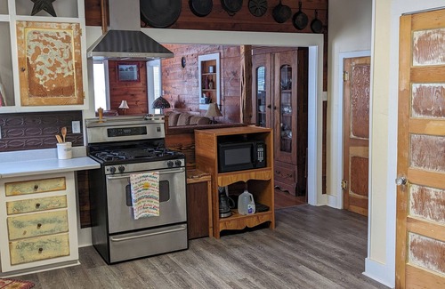 Junction House | Charming, unique 3-bedroom house in Junction with AC, WiFi, Pet Friendly