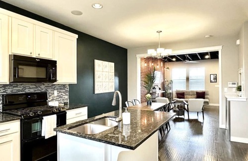 Midvale House | Charming updated LOFT style townhouse!