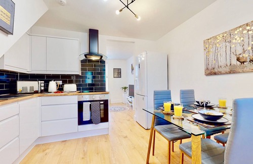 Greenhithe House | Charming Victorian Terrace House Minutes from Station