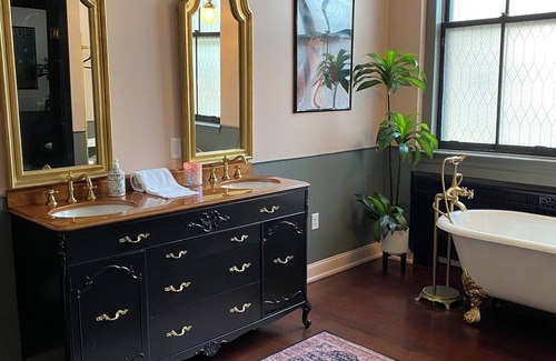 Warren Apartment | Charming Vintage 2-bedroom flat in wonderful downtown Warren with Wi-Fi, AC,