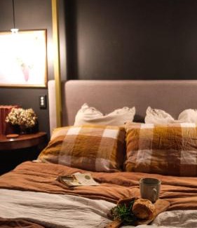 St Peters Apartment | Charming Vintage Flat near Newtown. 11am checkout.