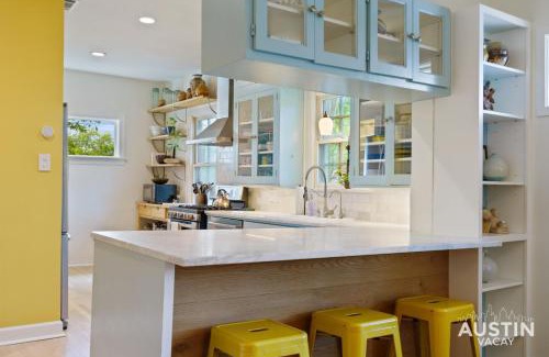 Barton Heights House | Charming Vintage House in Zilker with Hot Tub and Parking