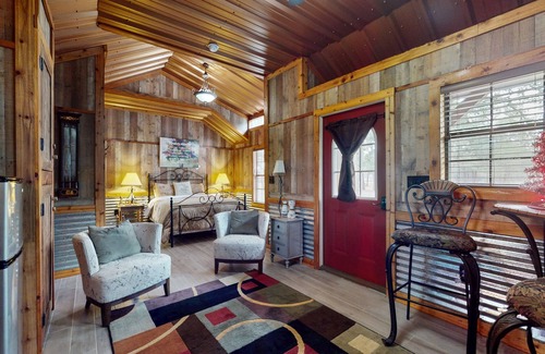 Ledbetter Cabin | Charming water-view cabin with kitchenette, streaming, patio, partial AC, & WiFi