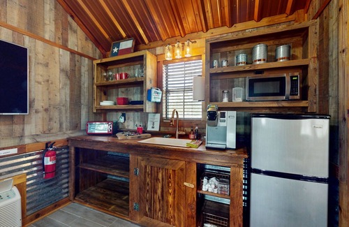Ledbetter Cabin | Charming water-view cabin with kitchenette, streaming, patio, partial AC, & WiFi