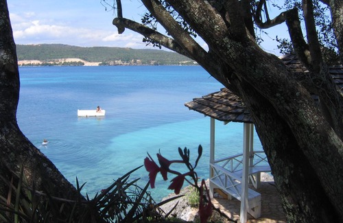 Discovery Bay Villa | Charming Waterfront Cottage 4 bdrm Pool Staff Beach Access