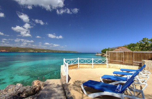 Discovery Bay Villa | Charming Waterfront Cottage 4 bdrm Pool Staff Beach Access
