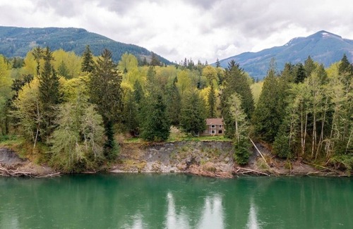 Sedro-Woolley House | Charming Waterfront Retreat with Fireplace