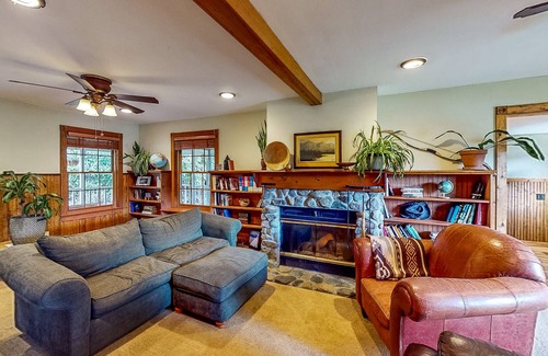 Sedro-Woolley House | Charming Waterfront Retreat with Fireplace