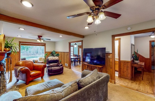 Sedro-Woolley House | Charming Waterfront Retreat with Fireplace
