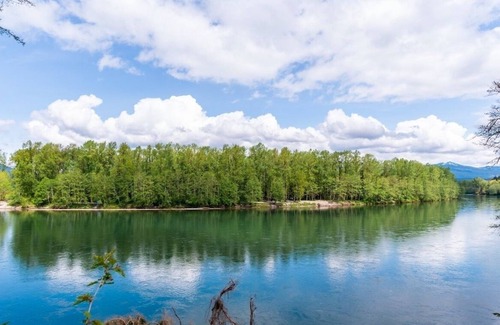 Sedro-Woolley House | Charming Waterfront Retreat with Fireplace