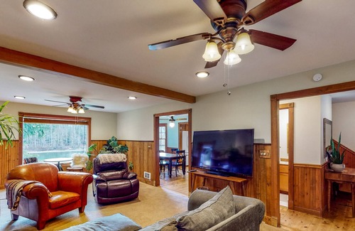 Sedro-Woolley House | Charming Waterfront Retreat with Fireplace