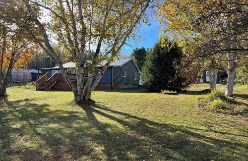 Cayamant Ski Chalet | Charming waterfront cottage - pets welcome!