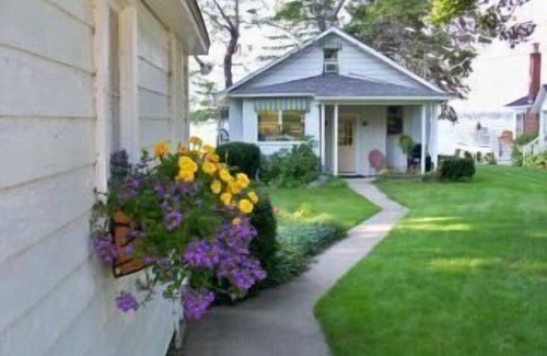 Macatawa House | Charming waterfront cottage right on Lake Macatawa