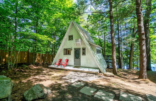 Lake of Bays Cottage | Charming Waterfront Cottage in Muskoka, Pedal Boat, Firepit, A-Frame Bunkie