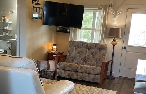 Melrose Park Cottage | Charming Waterfront Cottage with Lake Access