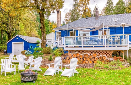 Stevenson House | Charming waterfront home with hot tub & WiFi - across from Rock Cove