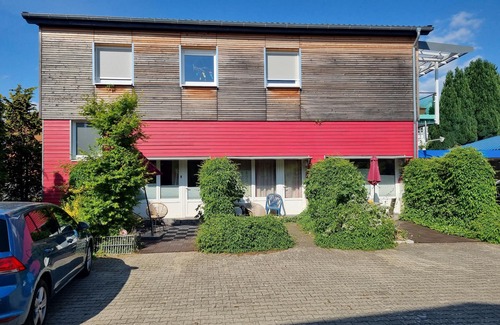 Hamelin Apartment | Charysma: Rosso suite | warm & stylish design | terrace | parking lot