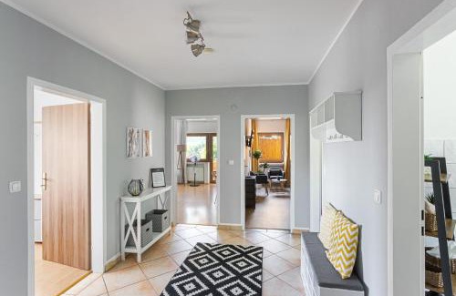 Hamelin Apartment | Charysma - Weserufer, stylish, Schlafzimmer mit Smart-TV, 2 Parkplätze
