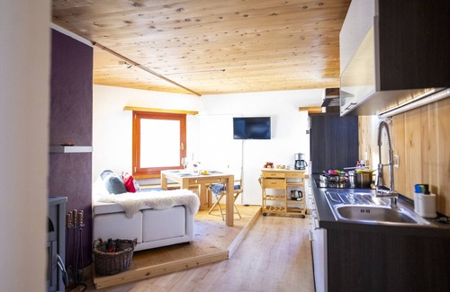 Valsot Apartment | Chasa Patgific: Cozy 3-Room Holiday Apartment with Wood Stove and Stunning Garden in Ramosch