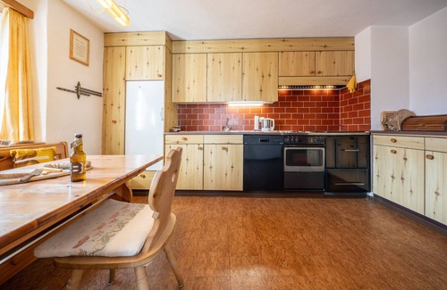 Vna Apartment | Chasa Rosa 2: 2.5-room apartment in the idyllic and sun-drenched mountain village of Vnà