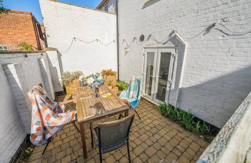 Docking Cottage | Chase Cottage - sleeps 8 guests in 4 bedrooms