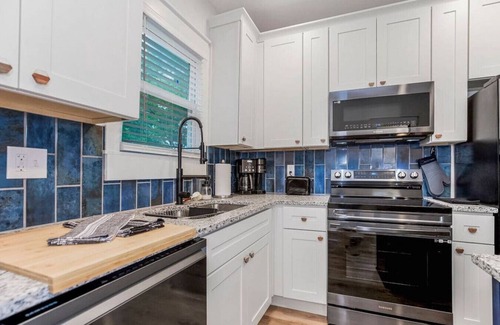 Kansas City House | Chase House on Forest · Renovated 2 BR Home | Long term welcomed | Midtown