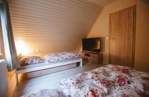Stiavnicke Bane Ski Chalet | Chata pri 7 jazerách s vyvýšenou terasou