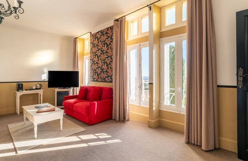 Chateauneuf-du-Pape Hotel | Chateau Des Fines Roches