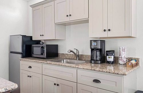 New Braunfels Villa | Chateau-Le Fleur, 1 private bedroom & pool