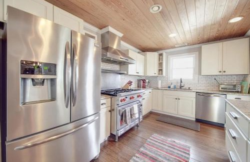 Dixie - Berryhill House | Chateau Merlot Lakefront Retreat USNWC Boat Rental