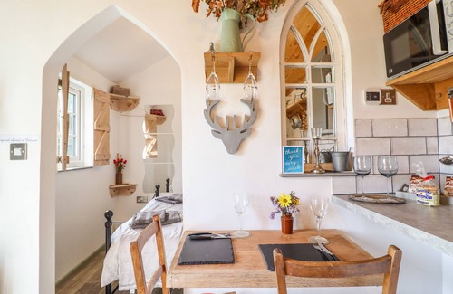 Caersws Cottage | CHATEAU PETIT, pet friendly, with a garden in Trefeglwys