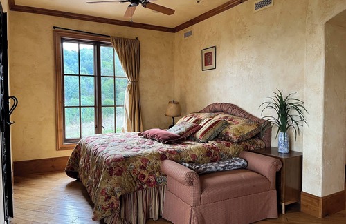 Saratoga Other | Chateau with 5 bedrooms and WiFi, AC in lovely Saratoga