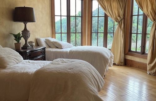 Saratoga Other | Chateau with 5 bedrooms and WiFi, AC in lovely Saratoga