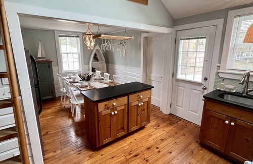 South Chatham Cottage | Chatham Beach Cottage + loft Walk to the Beach
