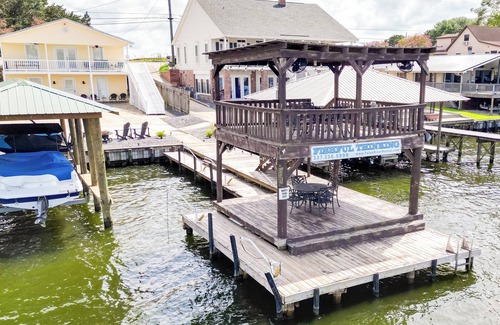 Oscar Cottage | Cheap rates on False River! Summer dates available!