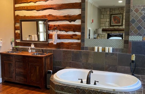 Ashland City Cabin | Cheekwood Historic Birdsong Lodge: A Charming Escape Near Downtown Nashville, TN