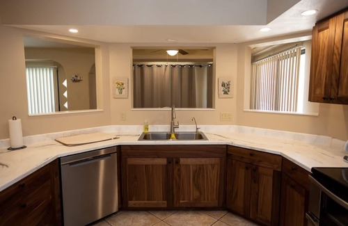 Lake Havasu City House | Cheerful 2 bedroom with pool & garage