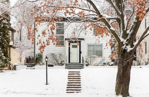Macalester - Groveland House | Cheerful 2- bedroom home in the heart of Saint Paul nMac-Groveland/Highland Park