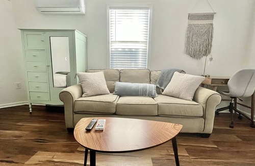 Memphis House | Cheerful 2 Bedroom house + Guesthouse studio