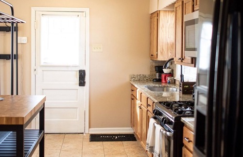 Memphis House | Cheerful 2 Bedroom house + Guesthouse studio